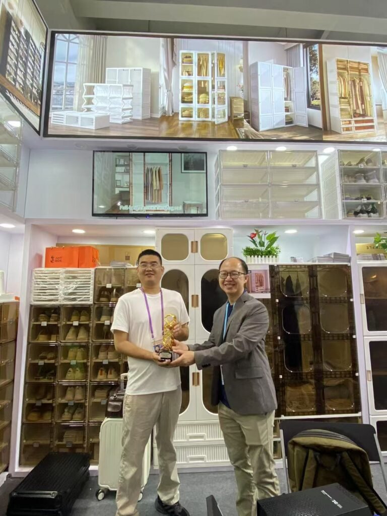 Innovative-Integrated-Wardrobes-for-Small-Spaces-ANTBOX